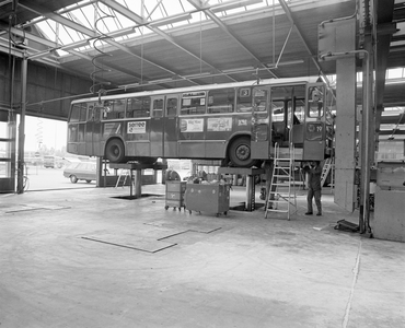 881064 Interieur van de remise annex garage van het G.E.V.U. (Europalaan 8) te Utrecht, met een autobus op de brug.